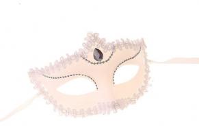 Карнавальная маска белая с бусинами